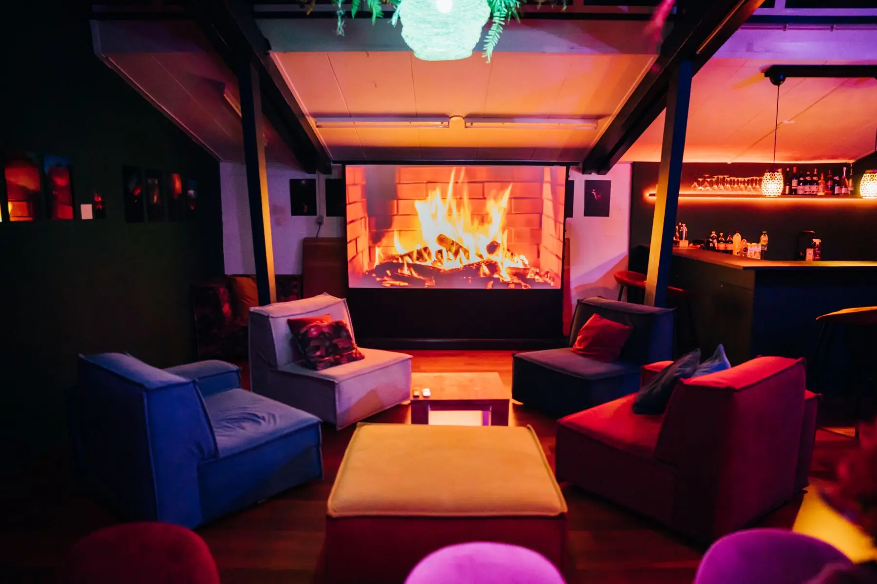 Blique in Oosterbeek 's avonds, lounge met haardvuur op het scherm