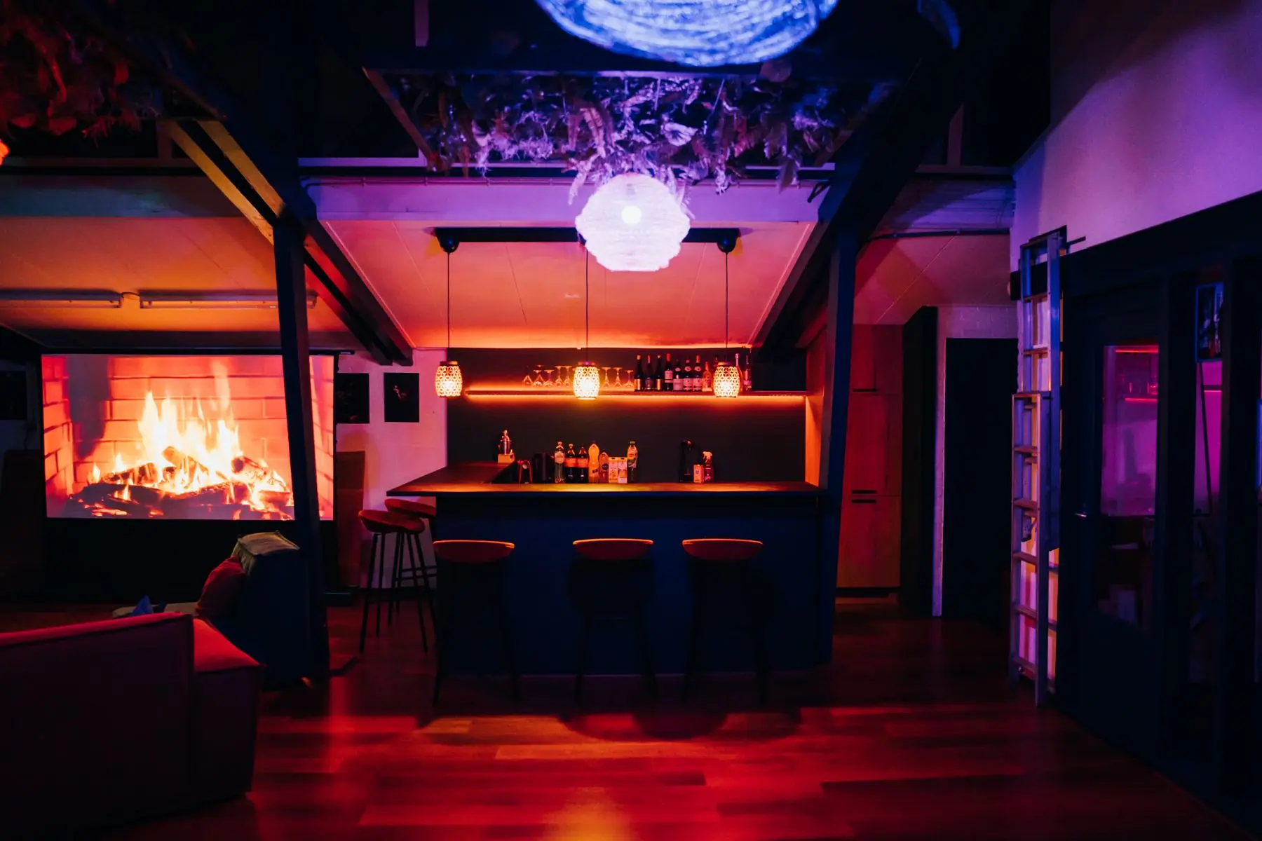 Blique in Oosterbeek 's avonds, lounge met gekleurd licht
