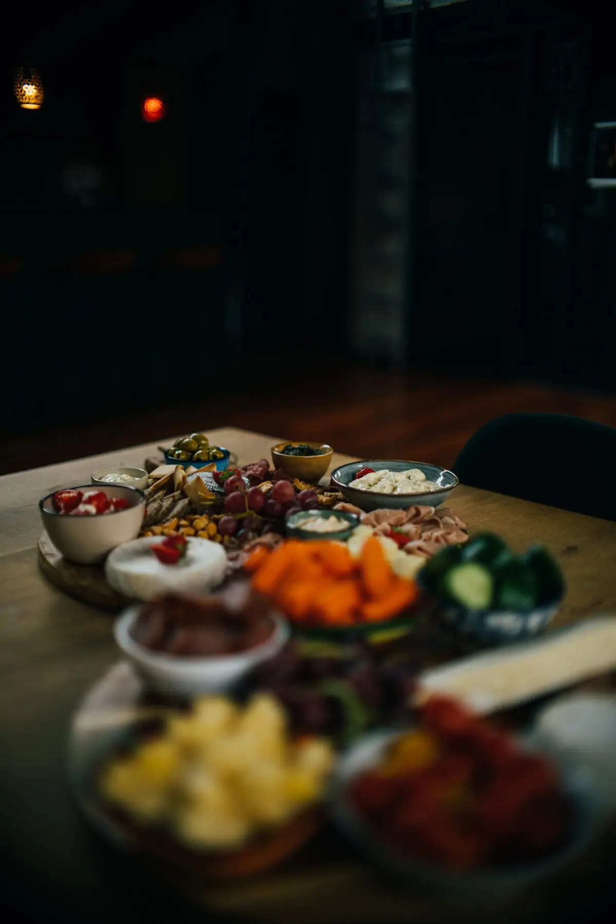 Verzorgde lunch aan de grote tafel bij Blique in Oosterbeek