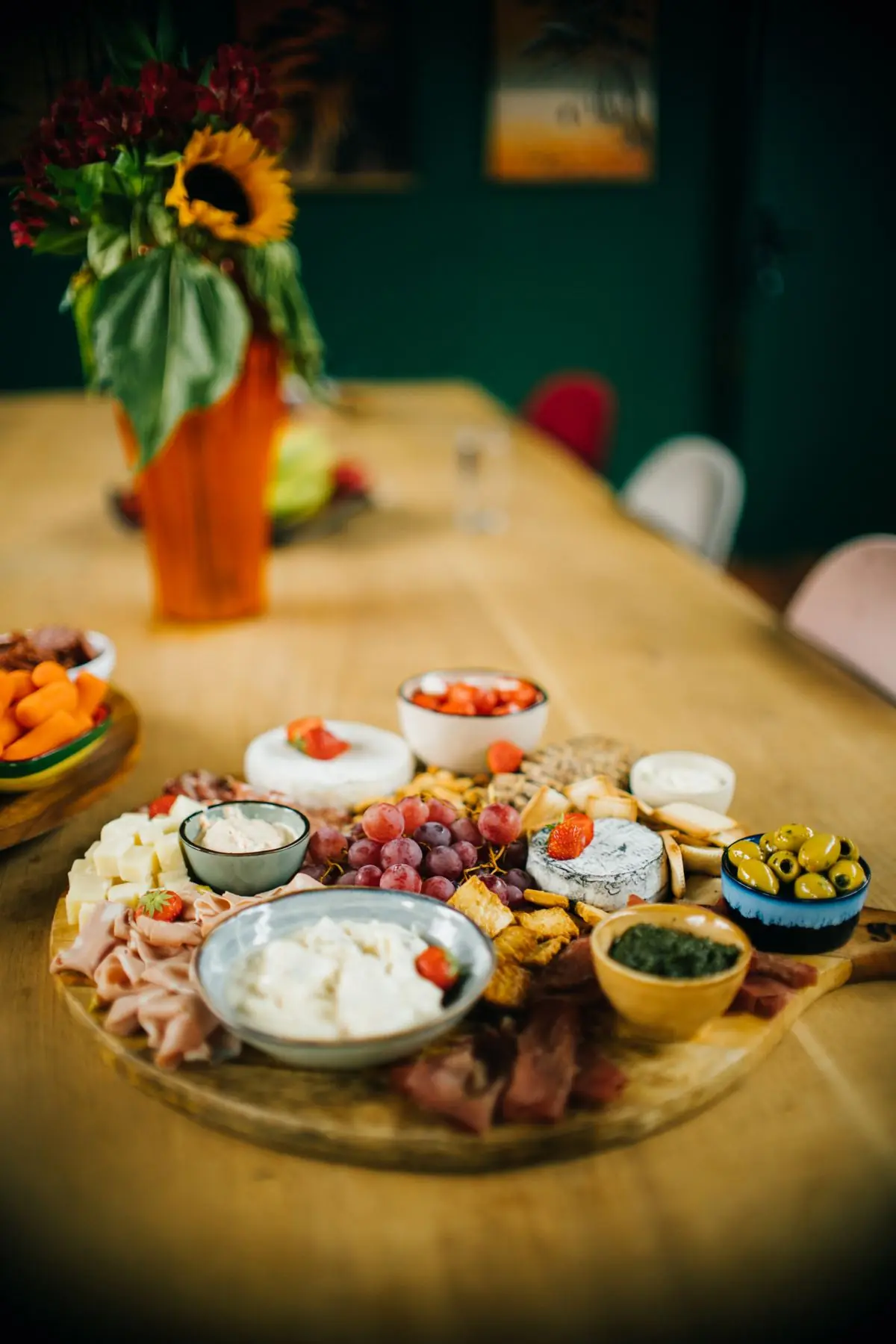 Verzorgde lunch aan de grote tafel bij Blique in Oosterbeek