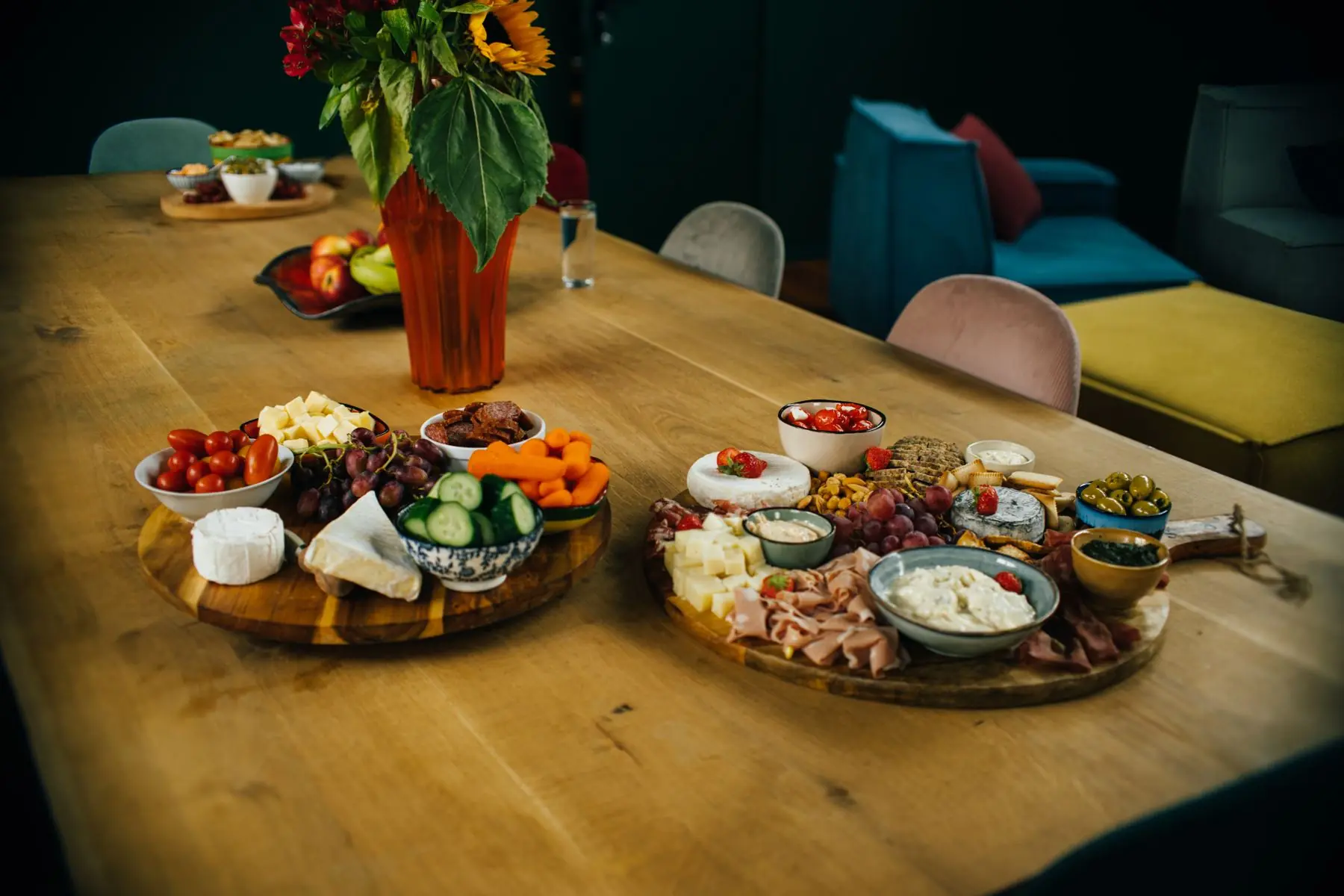 Verzorgde lunch aan de grote tafel bij Blique in Oosterbeek