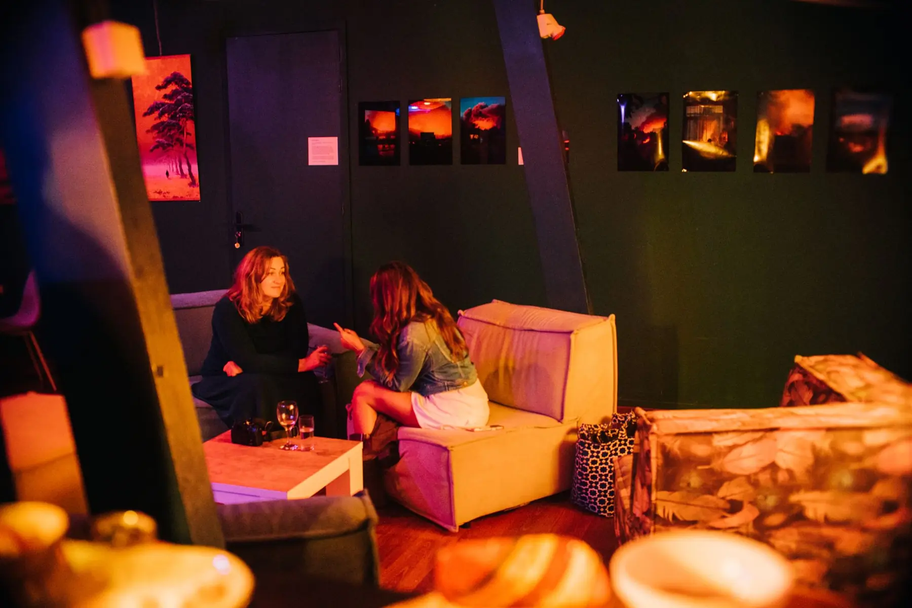 Twee mensen in gesprek in de lounge van Blique, tussen de kunst