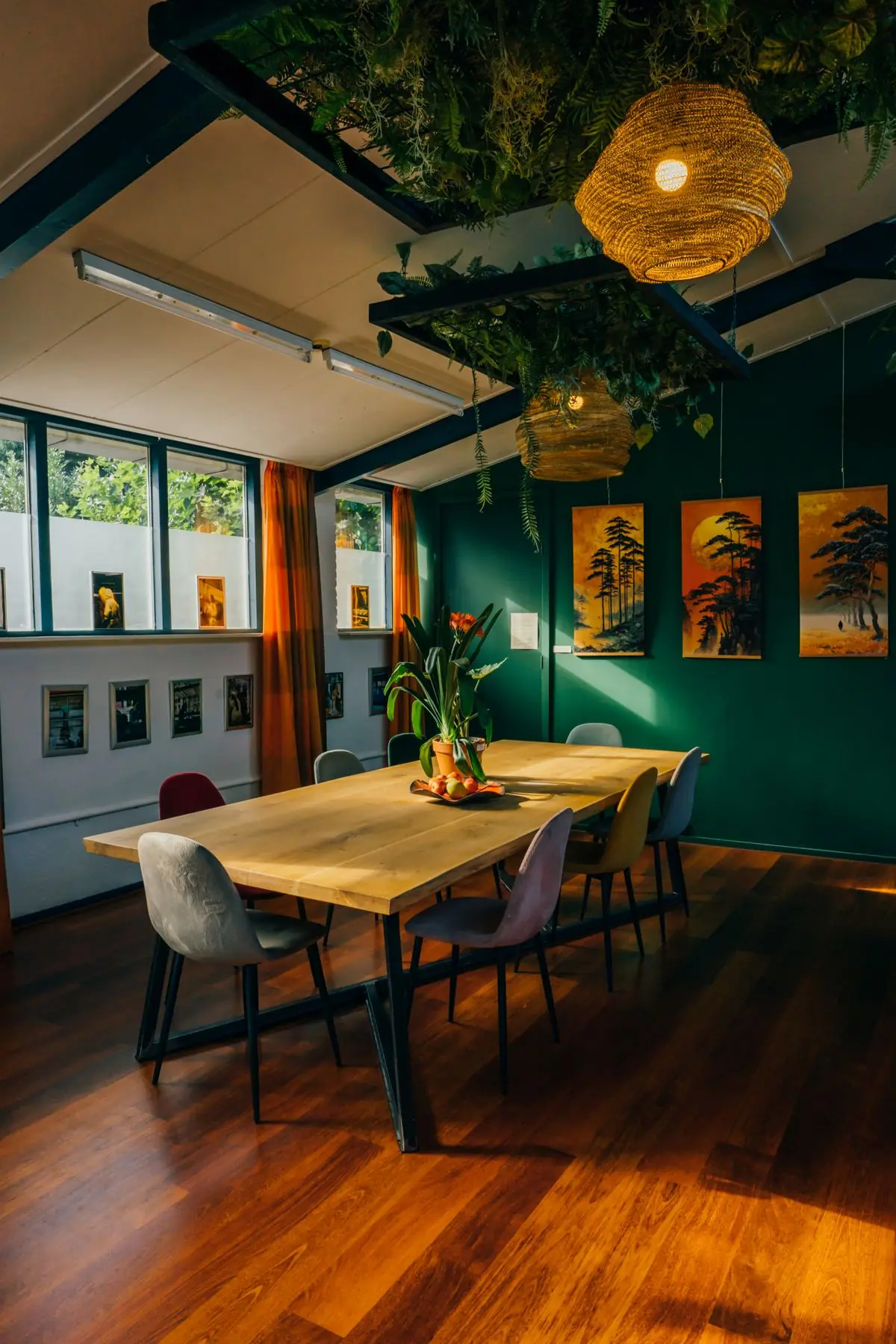 De grote tafel in Blique, met kunst aan de muren